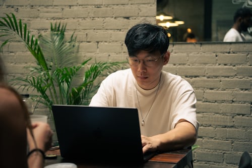 Student using Learnkin